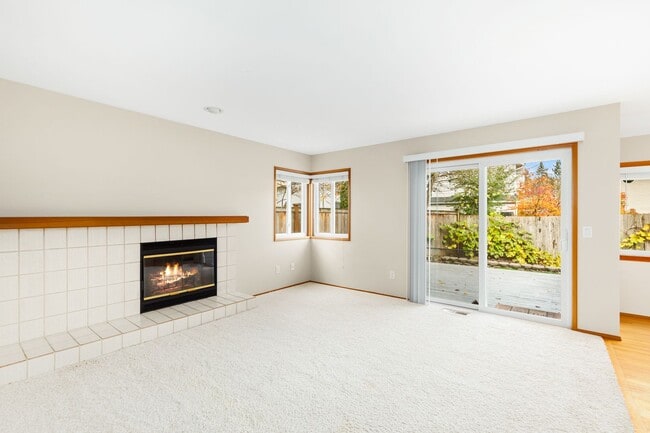 Building Photo - Beautiful and Bright 3 Bedroom Home in Klahanie