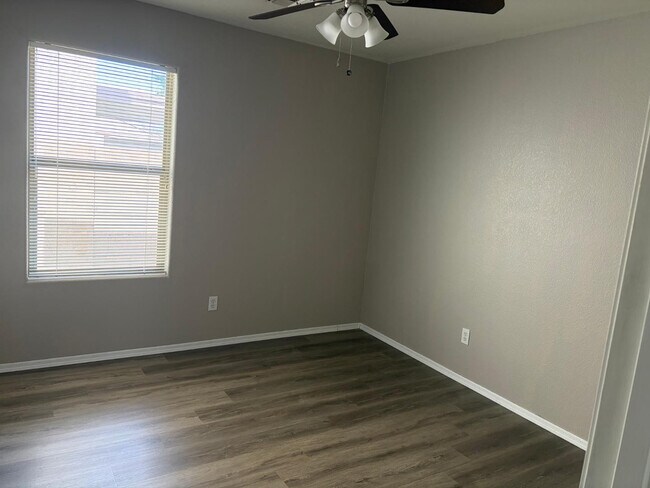 Building Photo - 847 E Desert Rose Trail