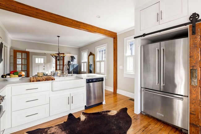 Building Photo - Beautifully Updated 2/2 w/ Great Backyard ...