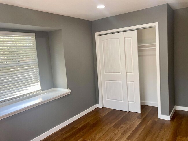 Building Photo - 901 Avenue E