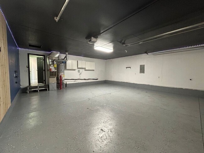 Building Photo - AVAILABLE NOW!! 3bd/2ba FANTASTIC Dead End Street - HUGE MASTER SUITE!