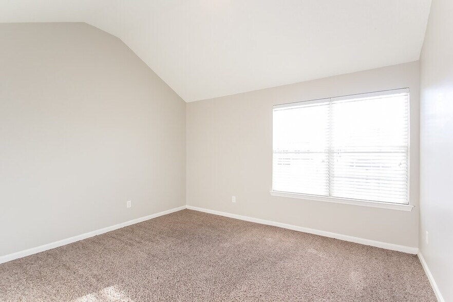 Building Photo - 1883 Roble Dr