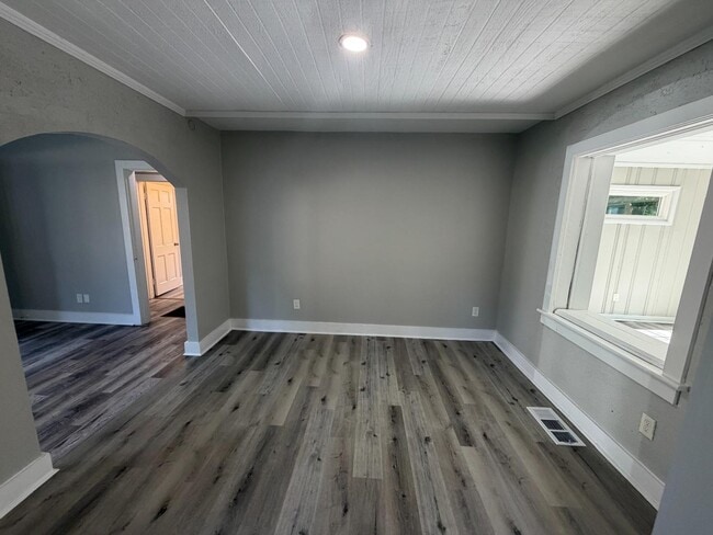 Building Photo - 1310 Martin St
