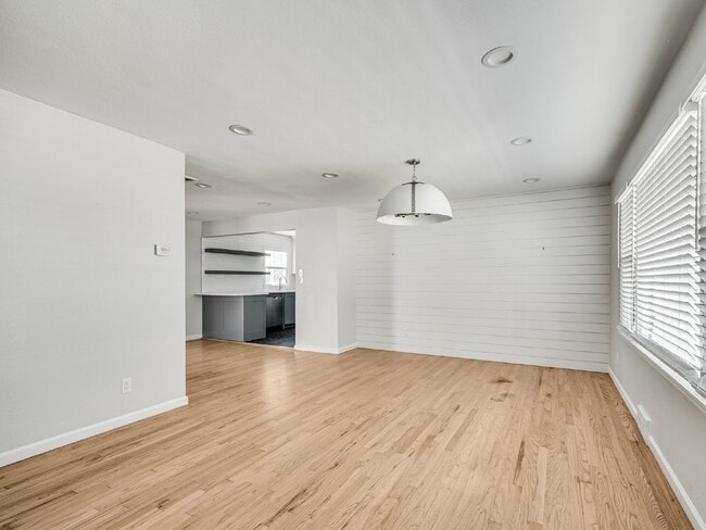 Building Photo - Beautiful Home Just Minutes from the OU Campus!