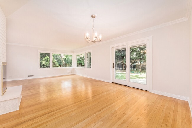 Building Photo - 924 Brookline Ln