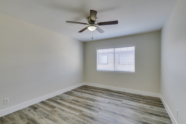 Building Photo - Stylish 2-Bedroom Townhome in Henderson!