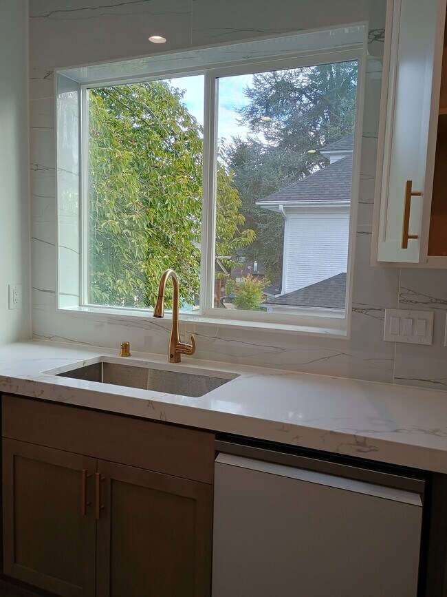 Building Photo - 1815 G St