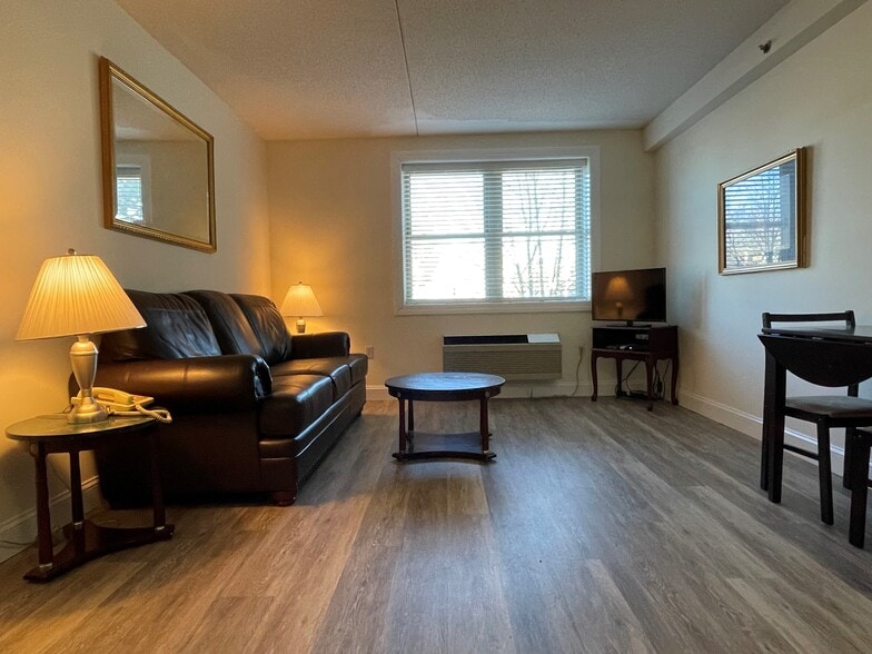 Building Photo - 44 Montvale Avenue