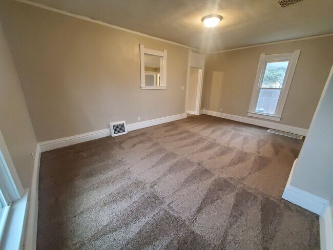 Building Photo - 4 Bedroom, 1 Bathroom home just South of Downtown!