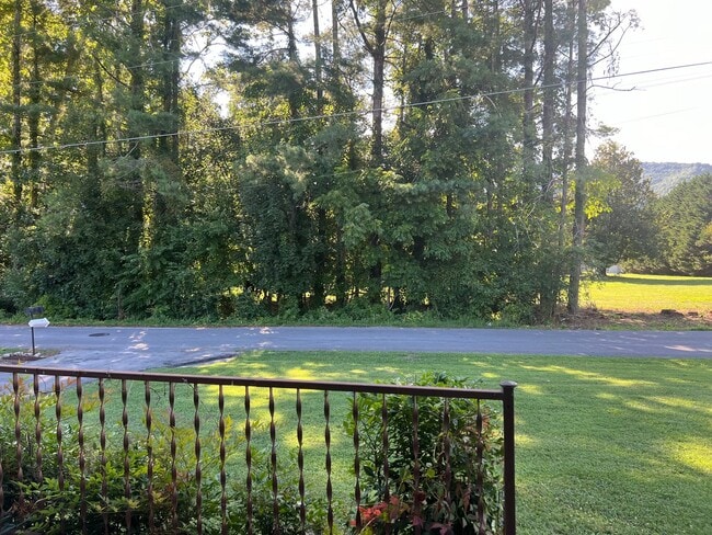 Building Photo - 2 bedroom, 1.5full bath House for rent on ...