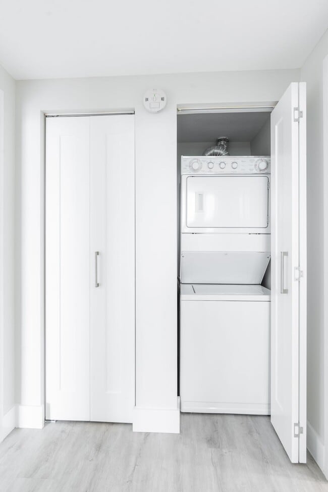 Building Photo - 1551 N Flagler Dr