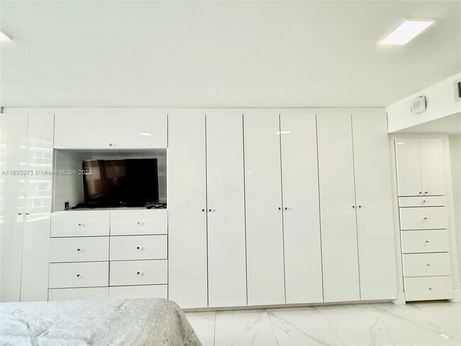 Building Photo - 3180 S Ocean Dr