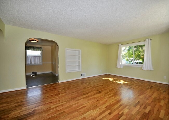 Building Photo - Charming 2 bed 1 bath bungalow with 2nd living room