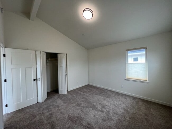 Building Photo - NEWER 3/2 Construction in Eureka! Beautiful homes