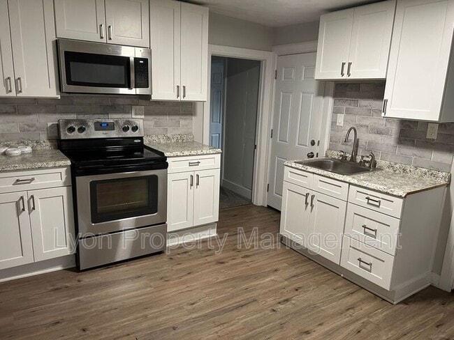 Building Photo - 27 Lamphear St