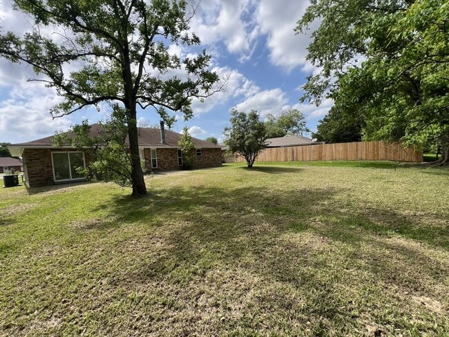 Building Photo - Charming 3-Bedroom Home on Quiet Dead-End ...
