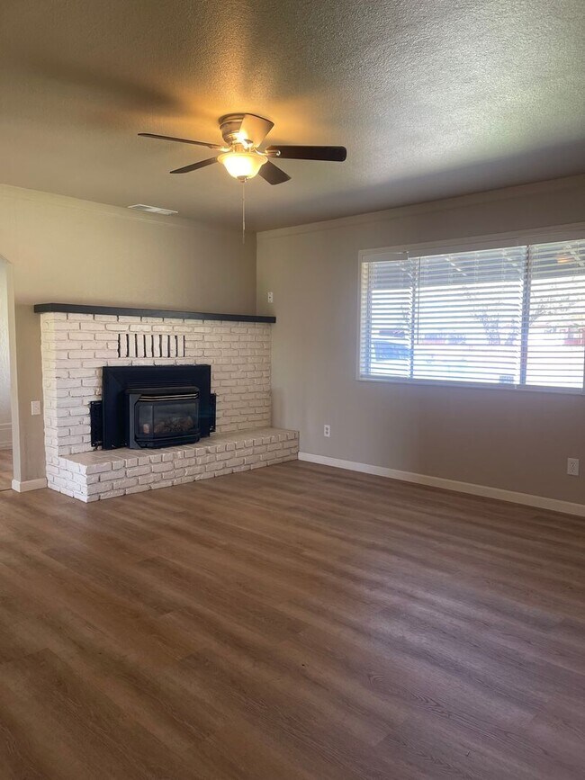 Building Photo - CUTE 3 BED 2 BATH IN COTTONWWOOD, CA
