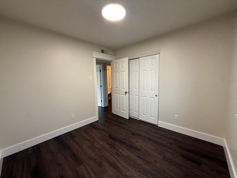 Building Photo - 705 Saint Paul Ln