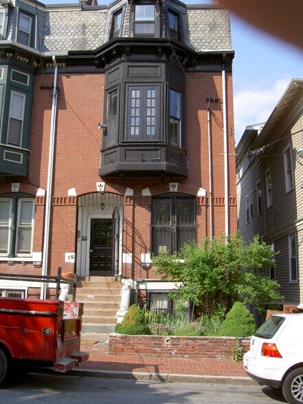 Building Photo - 19 1/2 Fort Ave