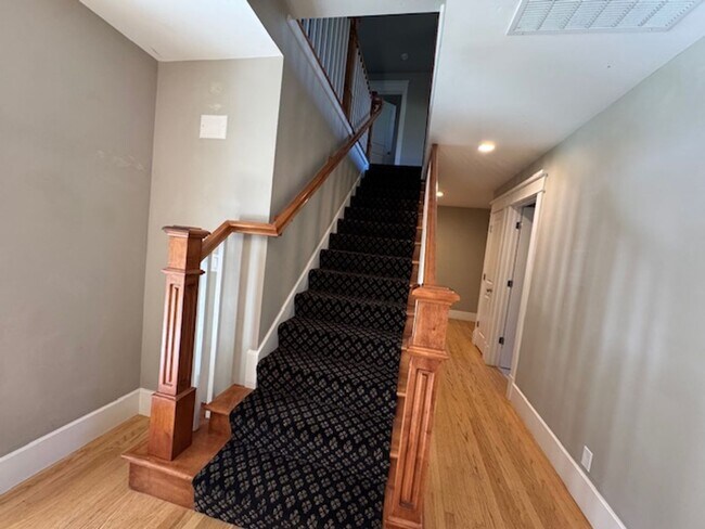 Building Photo - Gorgeous 5 bedroom, 4.5 bath, Westside Dan...