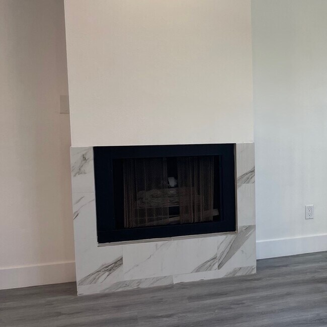 Building Photo - 323 S Broadway