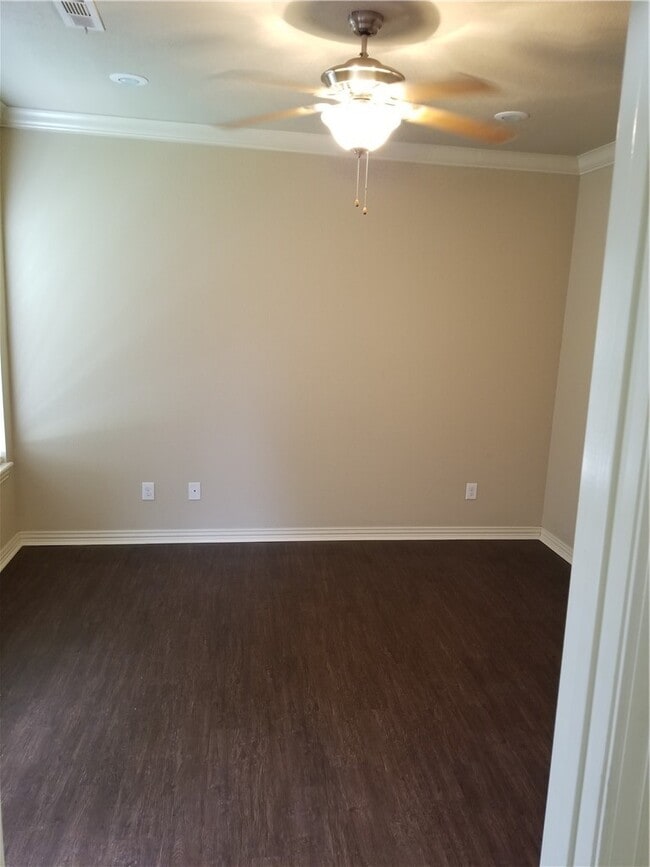 Building Photo - 637 N Longfellow Ln