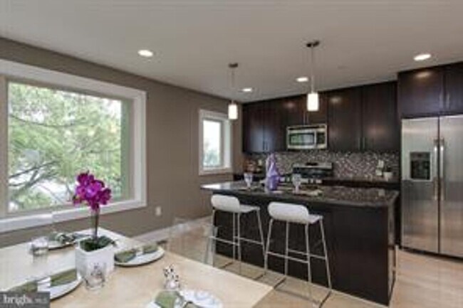 Building Photo - Manayunk Townhome with 2 Car Parking