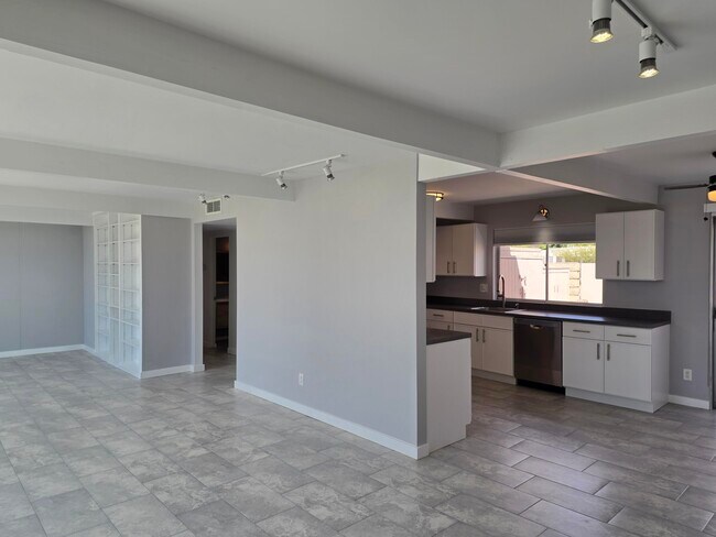 Building Photo - 735 E Louise Dr