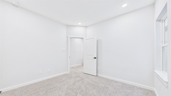 Building Photo - 5028 Creekmont Dr
