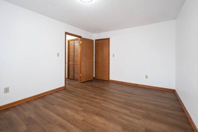 Building Photo - 1911 Cambridge Manor Dr