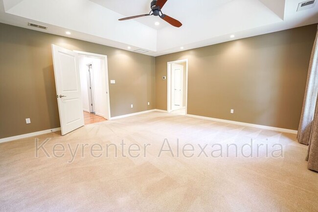 Building Photo - 906 Neal Dr