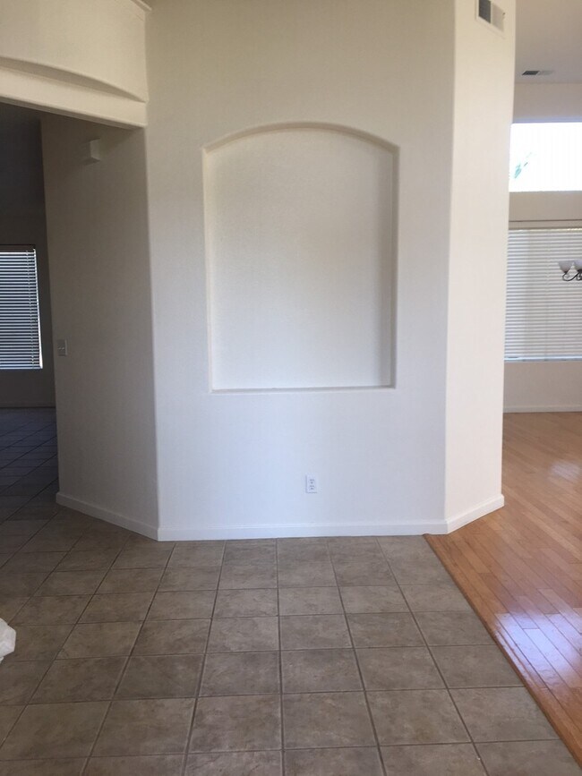 Building Photo - Fabulous Leo Wilson 4/3 in Clovis Unified!