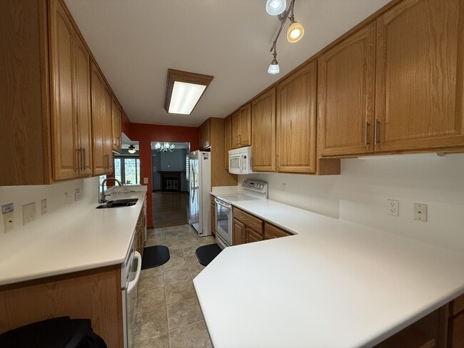 Building Photo - 4016 Fairway Lakes Dr