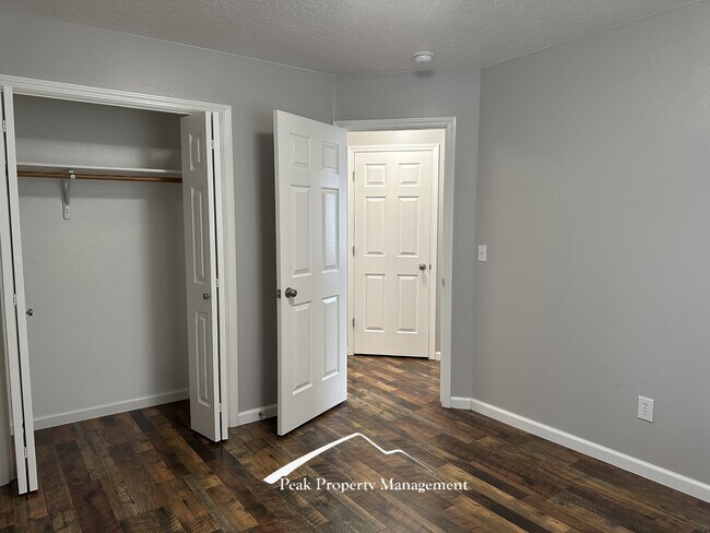 Building Photo - 614 Alturas St