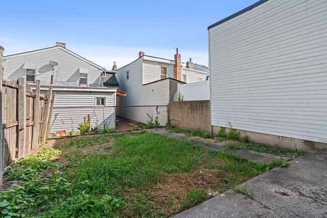 Building Photo - 2015 Jane St