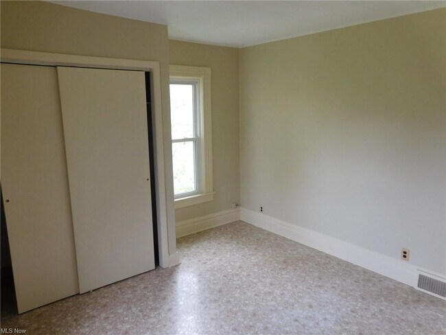 Building Photo - 16 S Hubbard Rd