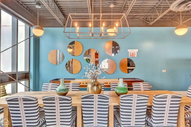 Building Photo - 650 W Wayman St