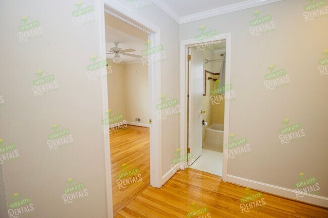 Building Photo - Charming Shandon Corner Lot Home – Hardwood Floors, Fenced Yard + $500 Off 2nd Month!