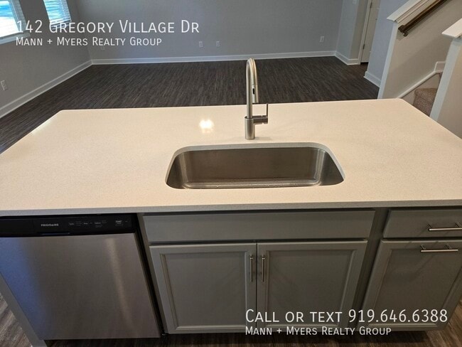 Building Photo - 142 Gregory Vlg Dr