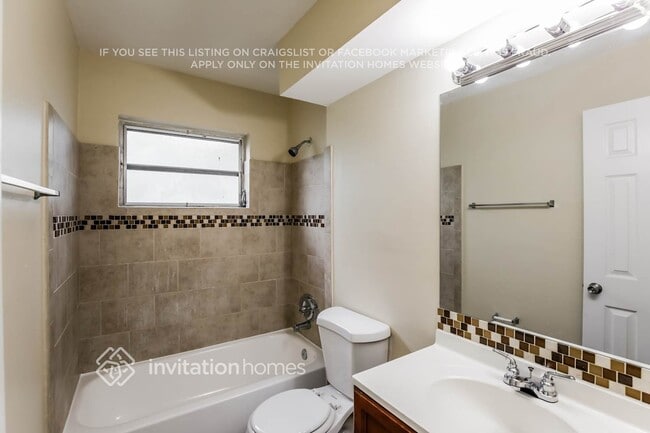 Building Photo - 11450 NW 35th Pl