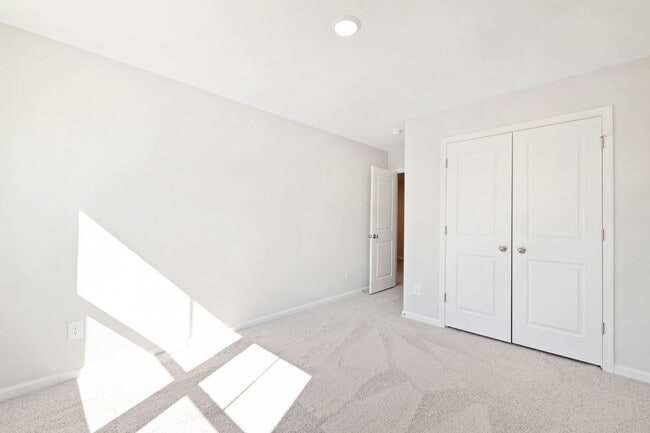 Building Photo - Luxurious 3-Bedroom Townhome Living in the...