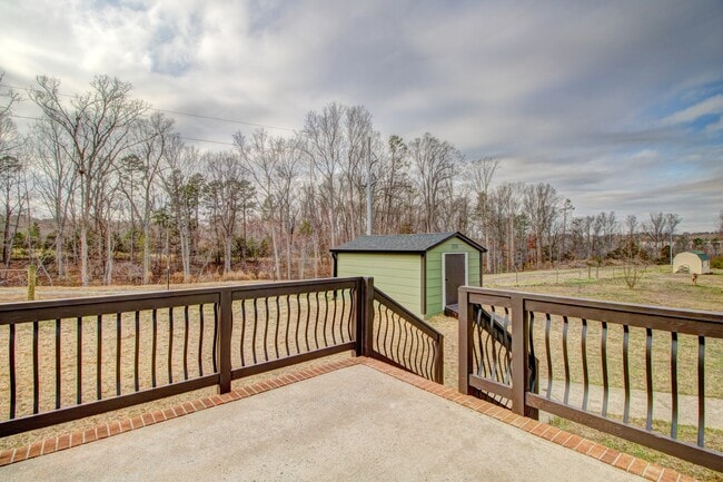 Building Photo - 105 Dutchess Dr