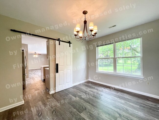 Building Photo - Large 4 bedroom 2.5 bath 2 car garage hous...