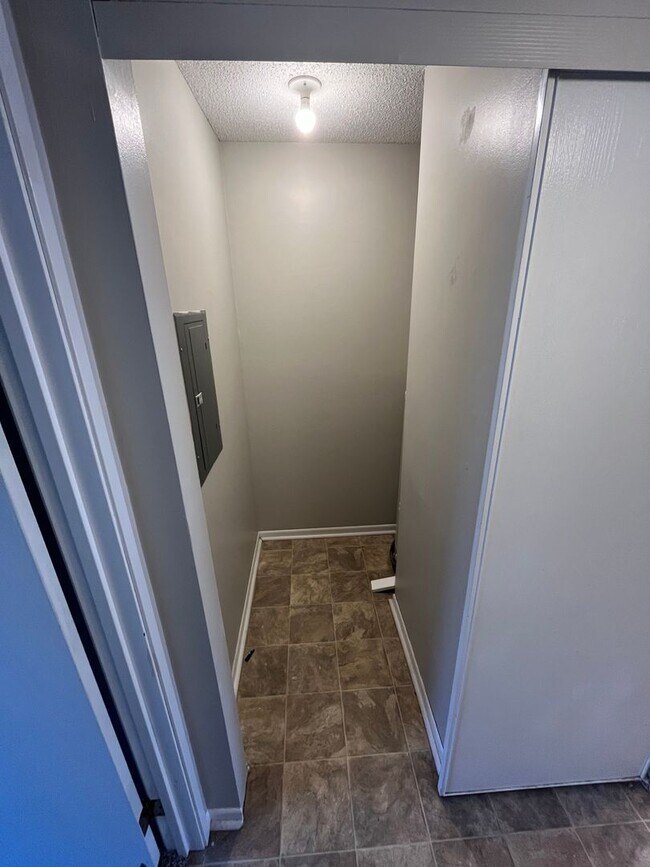 Building Photo - One bedroom apartment