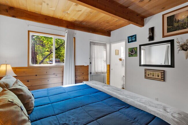 Building Photo - Remodeled 2 Bed / 1 Bath Near Bear Mountain & Golf Course