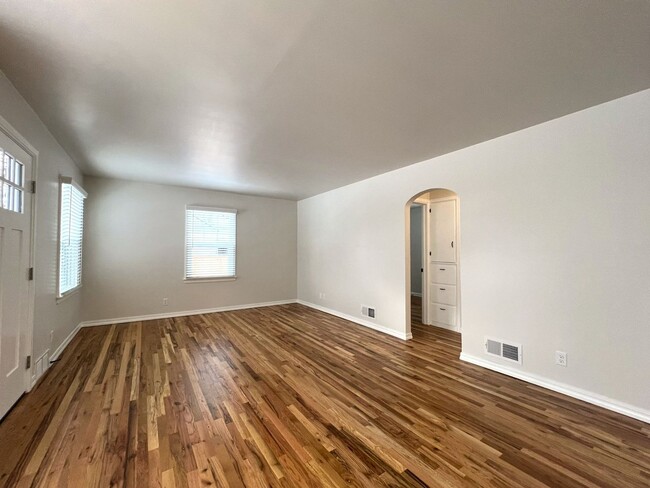 Building Photo - Fully renovated 3 bed 2 bath home on the B...