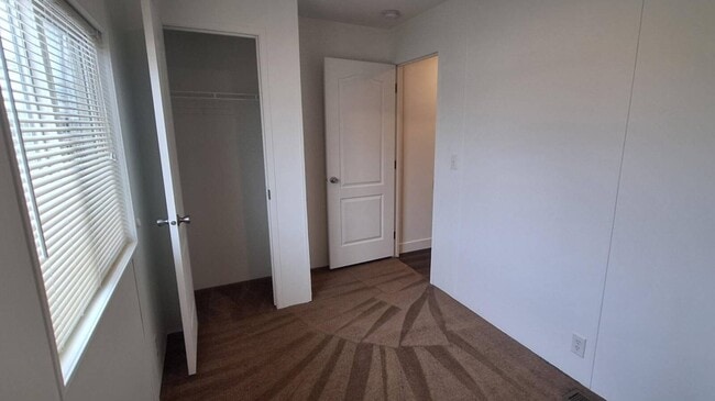 Building Photo - 1190 S Mojave Rd