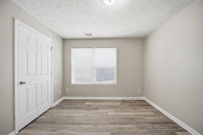 Building Photo - Charming 3-Bedroom Condo in Fairington Village