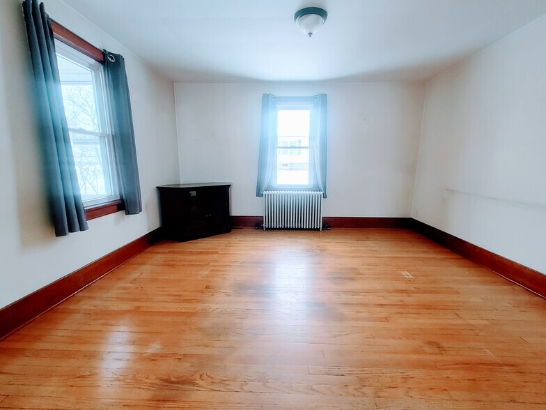 Living Room - 15 Saratoga Ave