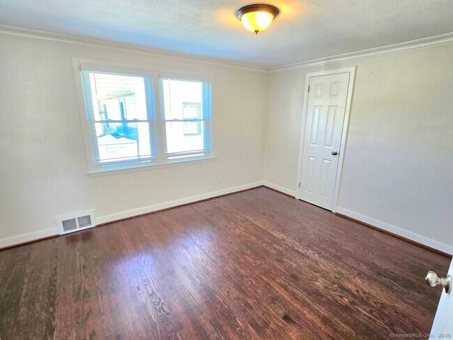 Building Photo - 387 Quaker Ln S